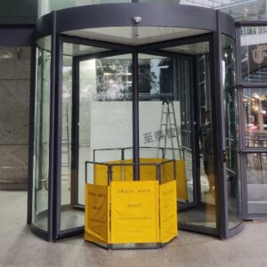 باناناسونيك سلسلة الأبواب المنزلقة الأوتوماتيكية الحديثة ذات الإطار الزجاجي المصنوع من الألومنيوم ذات الأربعة أبواب زجاجية ذات تصميم خارجي دوار للفنادق